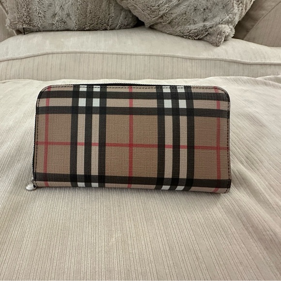 Burberry Accessories - NWOT/NWOB Burberry zip around wallet